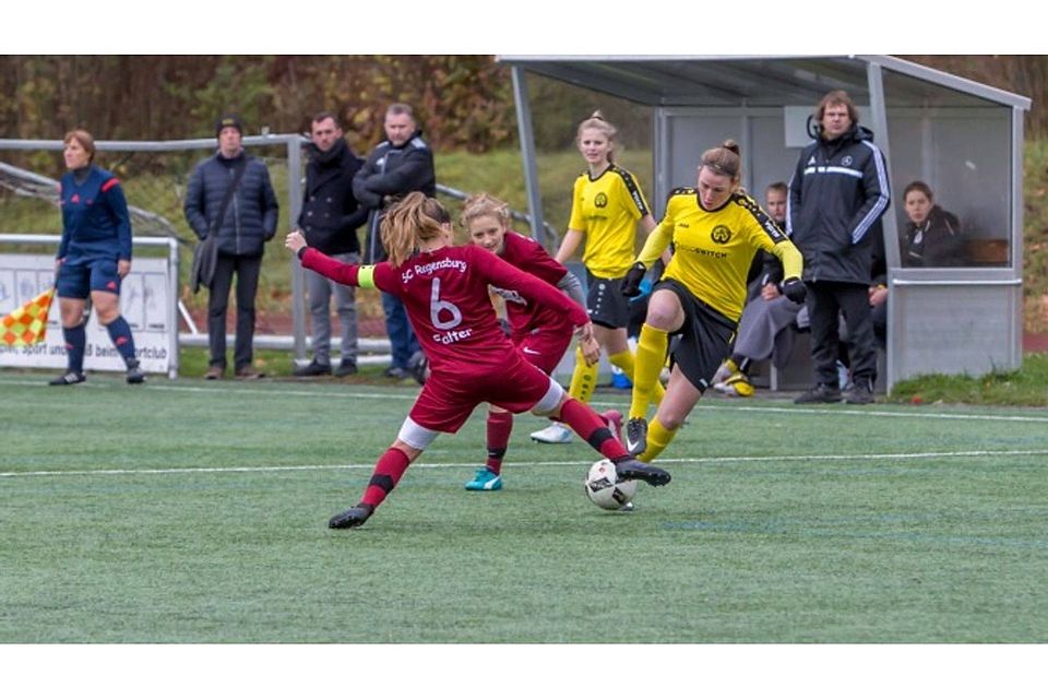 Luisa Scheidel (gelb) setzt sich gegen zwei Regensburgerinnen durch. Der TSV Crailsheim gewinnt 2:0 in Regensburg.  Uwe Stöffler
