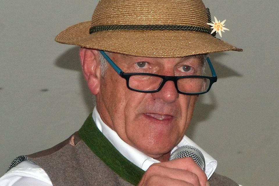 Vereinshistoriker Günther Frank mit einem Mikrofon in der Hand.