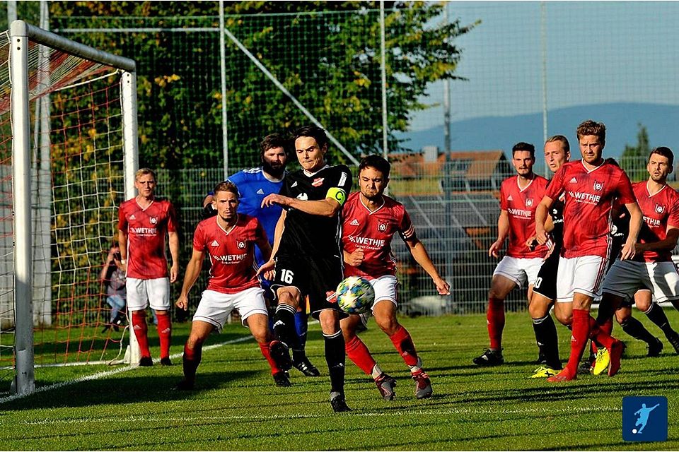 Der FC Künzing (in rot) hatte im Halbfinale beim FC Salzweg auch das notwendige Glück im Elfmeterschießen auf seiner Seite 