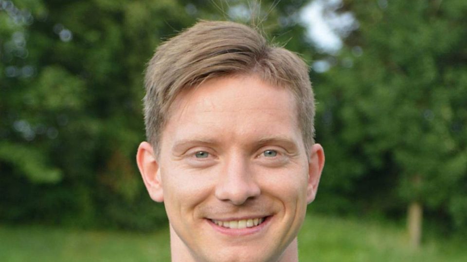 Stefan Huber zwingt eine Knieverletzung, seine Spielerkarriere vorzeitig zu beenden. 