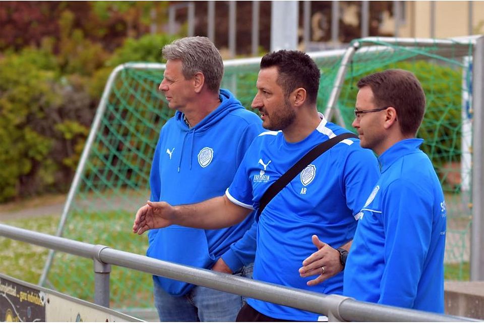 Michael Fries (links), Zweiter Vorsitzender des FC Sportfreunde Heppenhei, an der Seite des Sportlichen Leiters Abedin Reqica und Co-Trainer Pasquale Angelone, zeigt sich enttäuscht über die Entscheidung der SG Unter-Absteinach.	Archivfoto: Dagmar Jährling