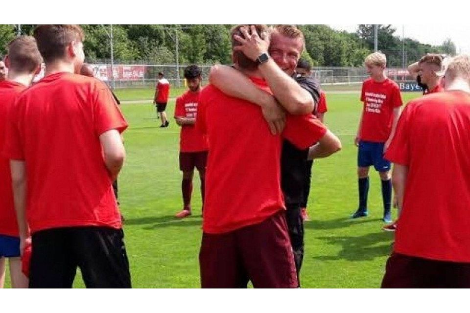 Freude über den Klassenverbleib: Viktorias U-17-Coach Lukas Beruda umarmt seine Spieler.