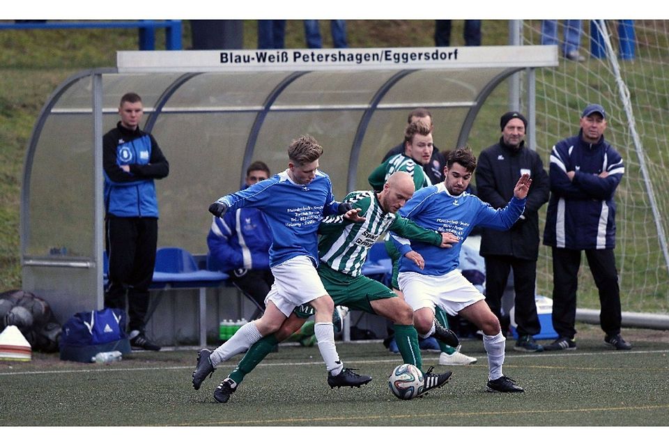 Hart umkämpft: Die beiden Blau-Weißen Maximilian Mudrich (links) und Paul Jablonski nehmen den Altlandsberger Mittelfeldspieler André Hinze in die Zange. ©MOZ/Edgar Nemschok