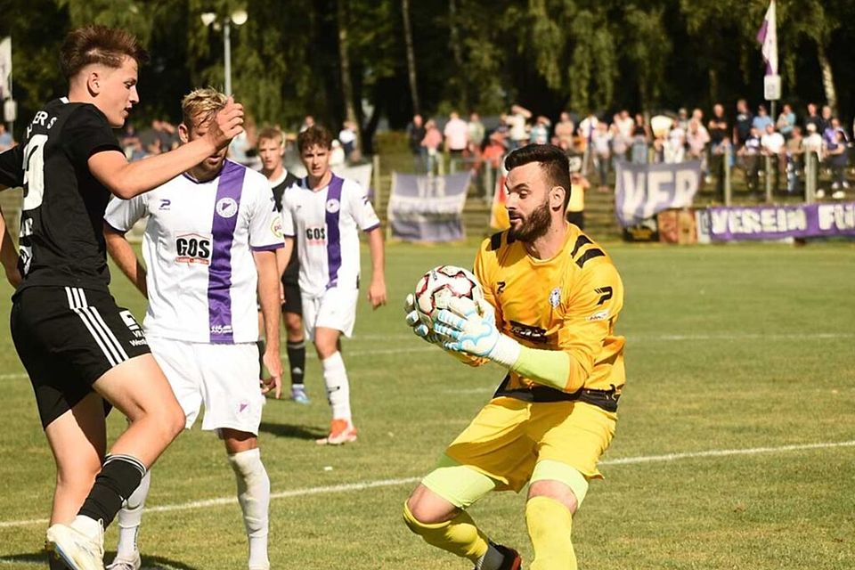 Keeper Christopher Newe (VfR Neumünster). Keeper Christopher Newe (VfR Neumünster).