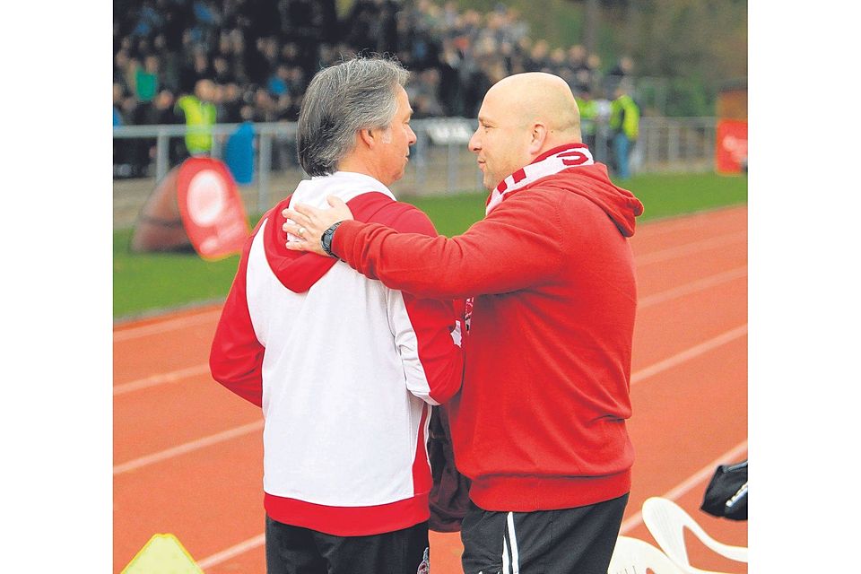 Zwei Trainerkollegen, die sich schätzen: Marco Bäumer (rechts) vom FC Hennef 05 und Stephan Engels vom 1. FC Köln II Foto: Bröhl