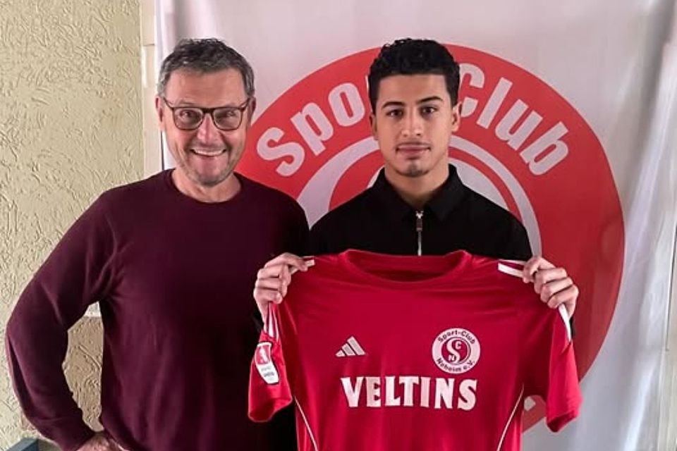 Neheims Sportlicher Leiter Ulrich Mayer (l.) begrüßt Neuzugang Nr. 6, Nasim Chatar.