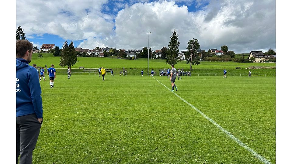 In blau-schwarz-weiß spielt sich der SVW II zum Sieg