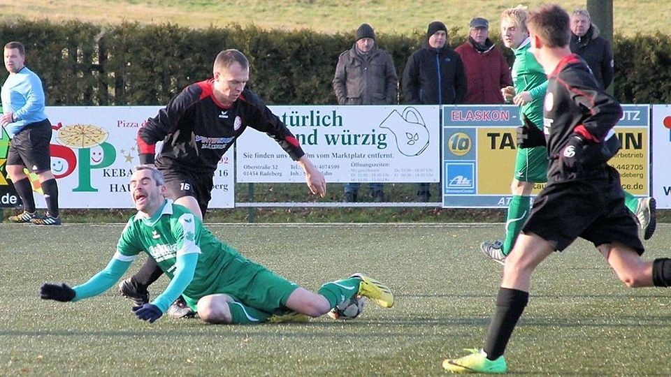 Der Wilthener Torjäger Thomas Kebschull (Mitte) wird hier vom Wachauer Bernd Günter gestoppt. Das klappte allerdings nicht immer, denn Kebschull hätte den TSV Wachau fast im Alleingang besiegt. Alle drei Tore der Gäste gingen auf sein Konto. Erst ein Eigentor von Torsten Zaika läutete die spätere Niederlage der Wilthener ein. Foto: Christian Kluge