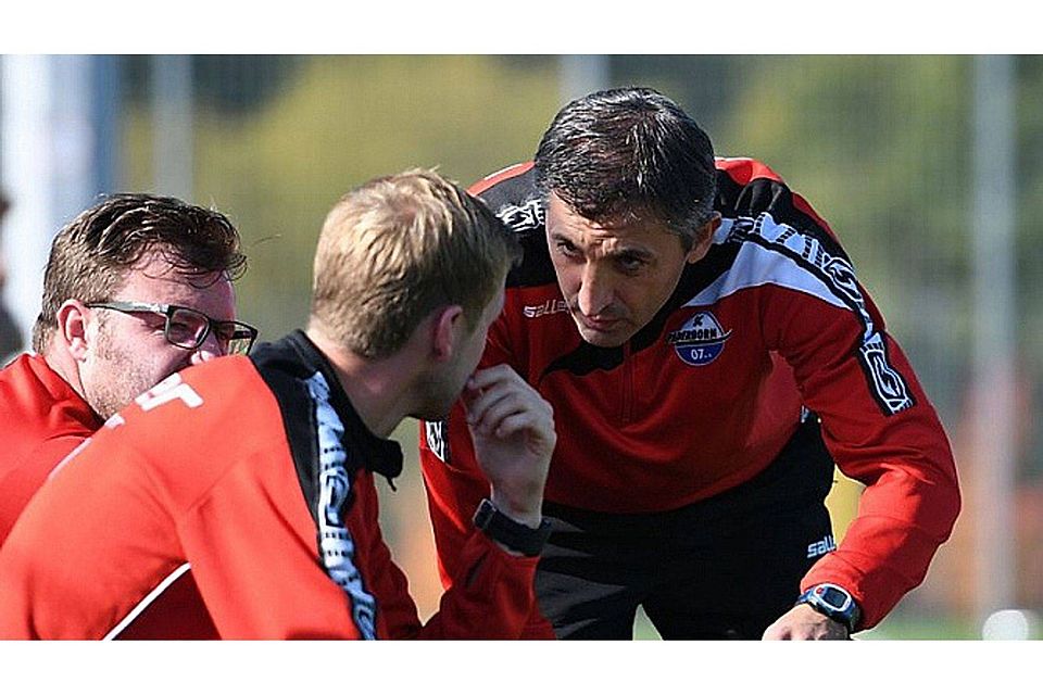 Paderborns U19-Coach Ayhan Tumani (r.) ist mit seinem Team aus der Bundesliga abgestiegen. Foto: Feldmann