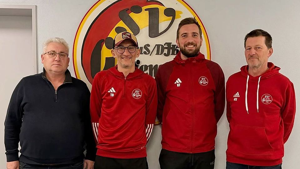 Die Sportliche Leitung mit Hans Danninger (links) und Günther Scherl (rechts), sowie Co-Trainer Markus Kraus (Zweiter von rechts) freuen sich über die Vertragsverlängerung von Coach Turan Bafra.