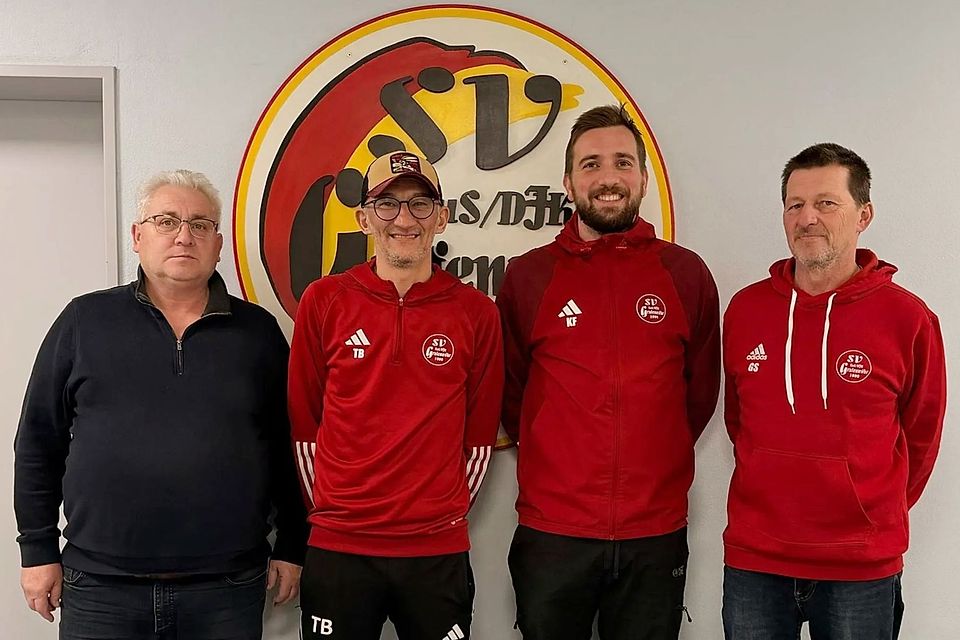 Die Sportliche Leitung mit Hans Danninger (links) und Günther Scherl (rechts), sowie Co-Trainer Markus Kraus (Zweiter von rechts) freuen sich über die Vertragsverlängerung von Coach Turan Bafra. Die Sportliche Leitung mit Hans Danninger (links) und Günther Scherl (rechts), sowie Co-Trainer Markus Kraus (Zweiter von rechts) freuen sich über die Vertragsverlängerung von Coach Turan Bafra.