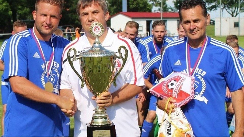 Die Pokalübergabe von Spielausschuss-Chef Thomas Schwarz (M.) an Uckermarkliga-Meister Eintracht Göritz  ©Burkhard Bock