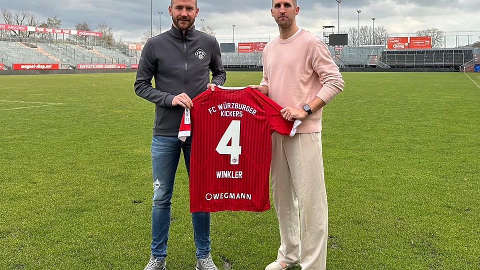 Alex Winkler (re.) wird von Sportdirektor Sebastian Neumann am Dallenberg begrüßt.