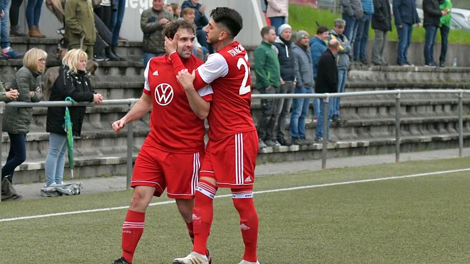 Glückwunsch: Onur Carbuga gratuliert Aschbachs Dreifach-Torschützen Stefan Stefanovski (links). 	 Foto: Dagmar Jährling
