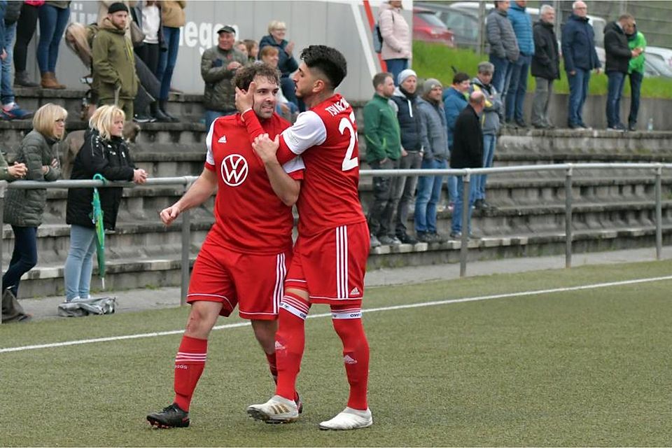 Glückwunsch: Onur Carbuga gratuliert Aschbachs Dreifach-Torschützen Stefan Stefanovski (links). 	 Foto: Dagmar Jährling