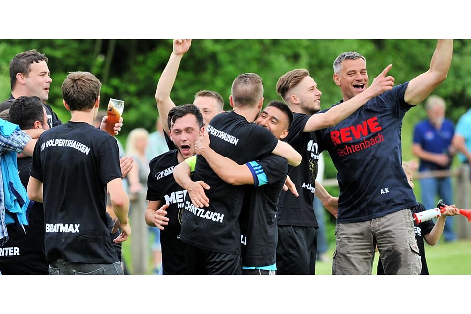 Aufstiegsjubel bei den Fußballern SV Volpertshausen. Damals, als die Welt für den SVV noch in Ordnung war. Ganz rechts: Andreas Kreiling. © Martin Weis