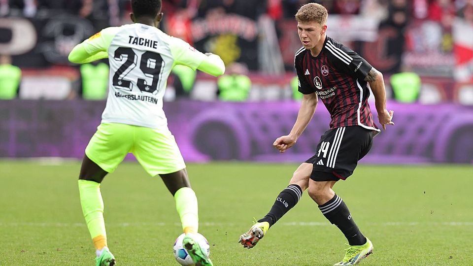 Finn Jeltsch (re.) hat gegen Kaiserslautern sein Profidebüt für den 1. FC Nürnberg gegeben.