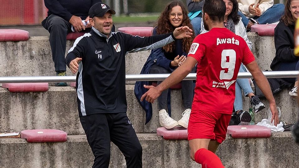 Komm’ in meine Arme, Siegtorschütze: VfB-Trainer Florian Hahn (l.) wartet auf Mohamad Awata.