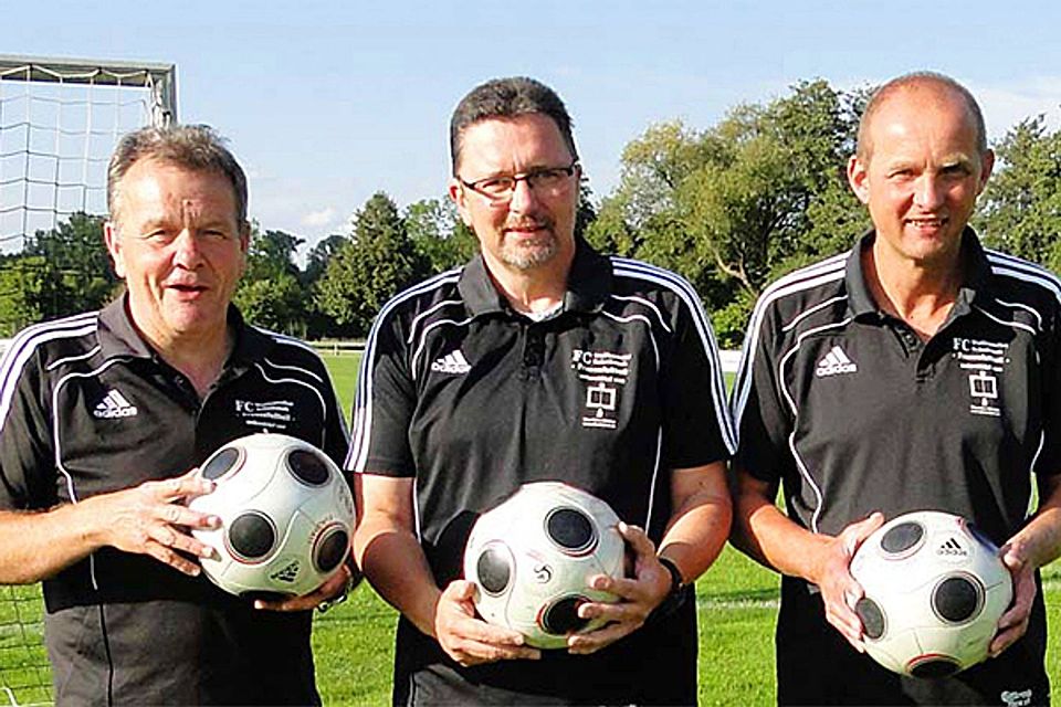 Wolfgang Linsenmeier (links) und Mario Zimmermann (Mitte) beenden ihre Trainertätigkeit bei den Frauen des FC Wolfenweiler - vom Co-Trainer zum Cheftrainer Stephan Teicher (rechts). | Foto: FCW