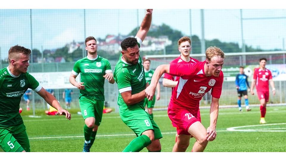 Kampf um den Ball: Dogan Caliskan (l.) vom VfB Wetter gegen Kinzenbachs Jarek Herborn. Kampf um den Ball: Dogan Caliskan (l.) vom VfB Wetter gegen Kinzenbachs Jarek Herborn. © PeB