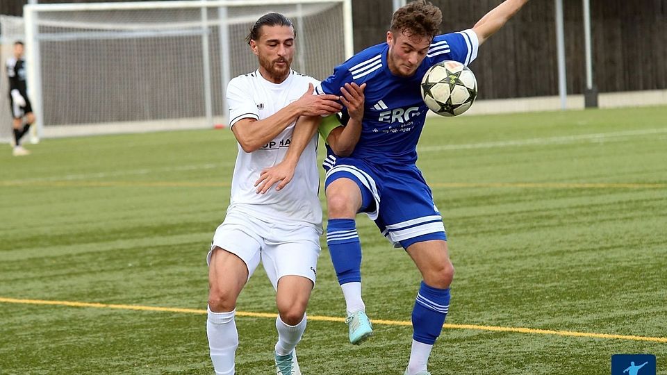 Menzings Benedikt Nowack (l.) im Zweikampf mit Murat Ersoy (r. FC Penzberg)