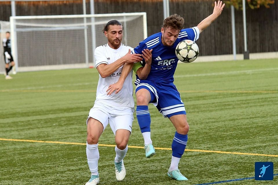 Menzings Benedikt Nowack (l.) im Zweikampf mit Murat Ersoy (r. FC Penzberg)