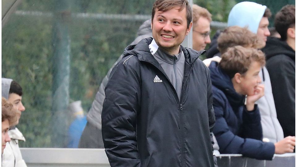 Seit dieser Saison Trainer des Mittelrheinligisten SV Eilendorf: Carsten Wissing (Mitte).