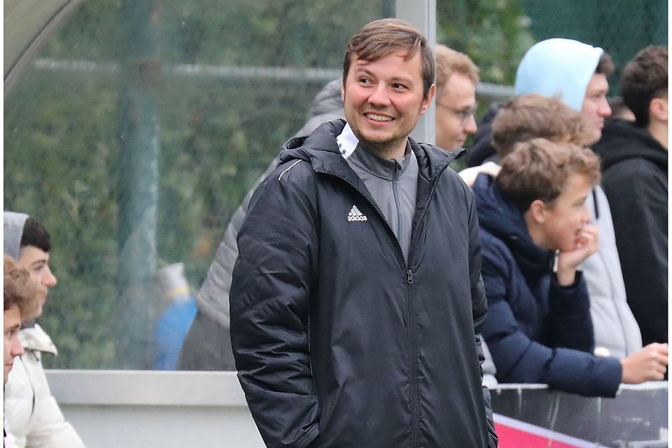 Seit dieser Saison Trainer des Mittelrheinligisten SV Eilendorf: Carsten Wissing (Mitte).