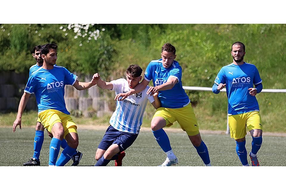 Pedram Afrooghi (l.), Lukas Brück (r.) und Co. vom FSV Braunfels können es doch noch. Nach dem 3:1-Heimerfolg gegen den SV Emsdorf sind die Schlossstädter nicht mehr Letzter. © Lorenz Pietzsch