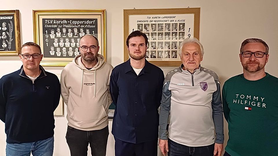 Die Verantwortlichen Stephan Zizlsperger (von links), Matthias Bösl, Anton Brunnbauer und Matthias Heigl begrüßen den neuen Cheftrainer Bastian Lerch (Mitte) auf Kareths Höhen.