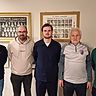 Die Verantwortlichen Stephan Zizlsperger (von links), Matthias Bösl, Anton Brunnbauer und Matthias Heigl begrüßen den neuen Cheftrainer Bastian Lerch (Mitte) auf Kareths Höhen.