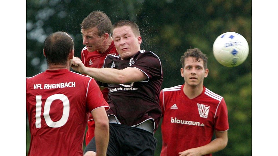 Nach holprigem Saisonstart haben Frank Schroden (beim Kopfball links) und der VfL Rheinbach ihre Form gefunden. Foto: Wolfgang Henry