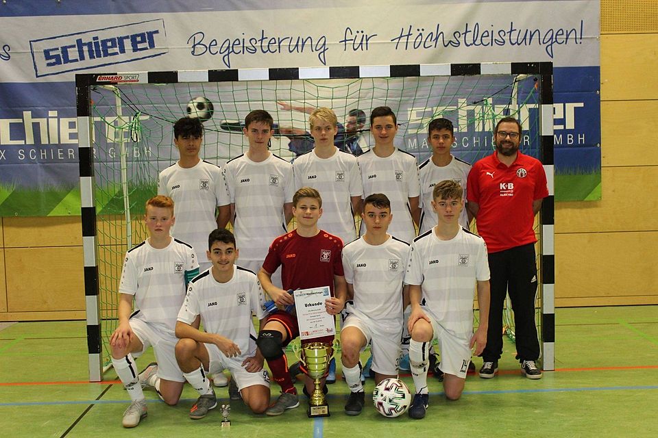 Die Siegermannschaft SpVgg GW Deggendorf mit ASV-Jugendleiter Christian Eidenhardt (re.)