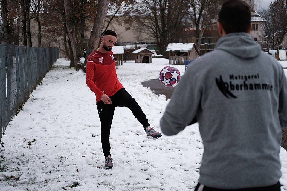 Qendrim Statovci visiert den Ball an, natürlich mit seinem starken linken Fuß. Zehn Saisontreffer hat er schon.