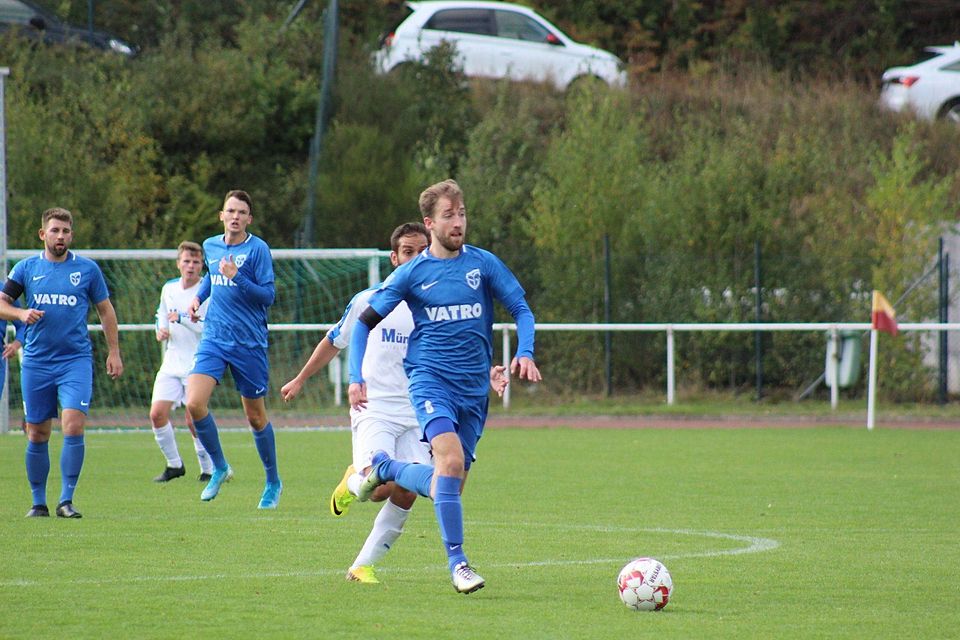 Die SG Mudersbach/Brach (blaue Trikots) hat den ersten Saisonsieg eingefahren. Gegen Rüblinghausen zeigten die Fusions-Kicker eine tolle Moral und gewannen letztlich mit 2:0.