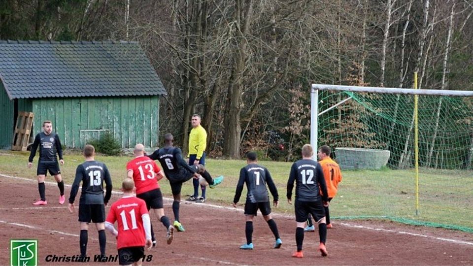 Im Getümmel: Der Spieler des VfR Baumholder II (dunkles Trikot) sichert den Ball in der Gefahrenzone. F: Wahl