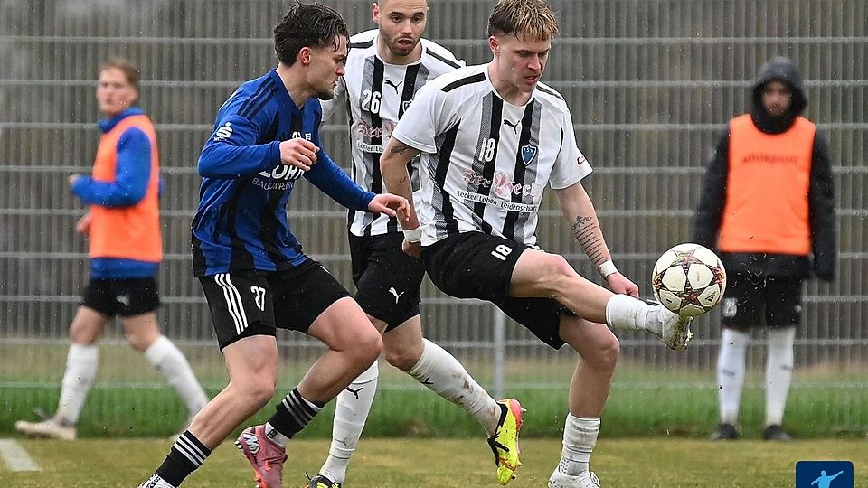 Samuel Arles (re.) legte mit seinem Treffer in der 26. Minute im Verfolgerduell gegen die SpVgg Jahn Forchheim vor.