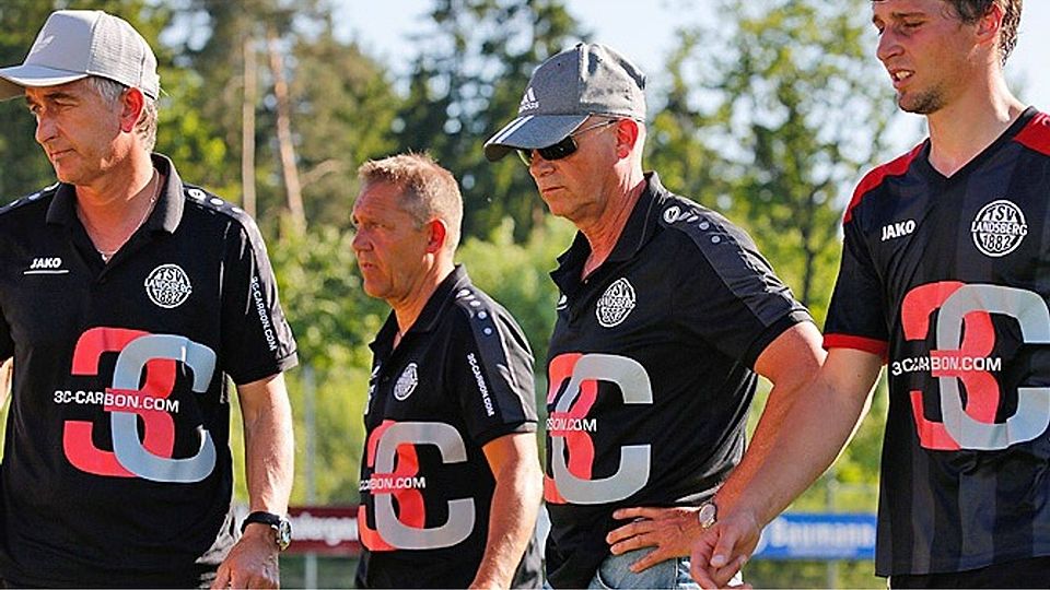 Das Trainerteam beim TSV Landsberg freut sich über den Urlaub (von rechts): Uwe Zenkner, Wolfgang Sanktjohanser (Torwarttrainer) und Christian Detmar (Co-Trainer) haben mit ihrer Mannschaft eine lange Saison hinter sich.  Foto: Julian Leitenstorfer