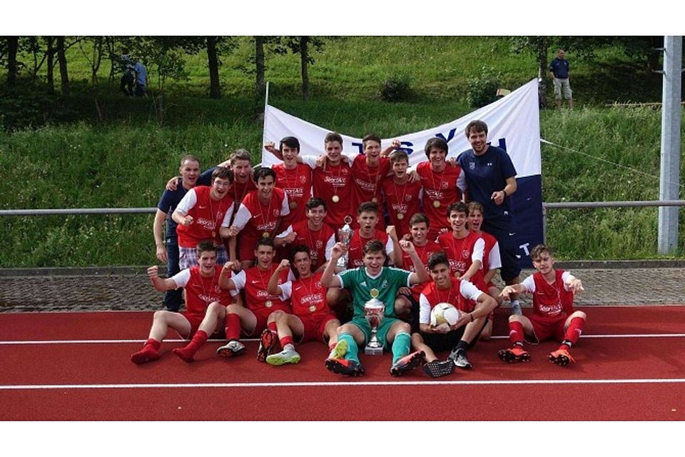 Die B-Junioren des TSV Eschach haben den Fußball-Bezirkspokal gewonnen. Foto: privat