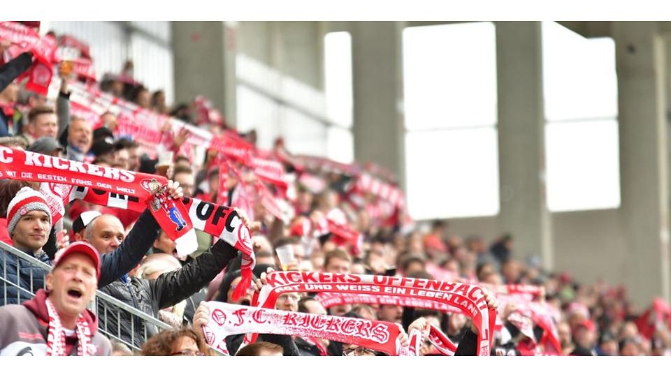 Gut gefüllte Ränge auf dem Bieberer Berg erwartet sicherlich auch wieder den FC Gießen, wenn dieser versucht, bei den Offenbacher Kickers seine Negativserie zu stoppen. © picture alliance/dpa