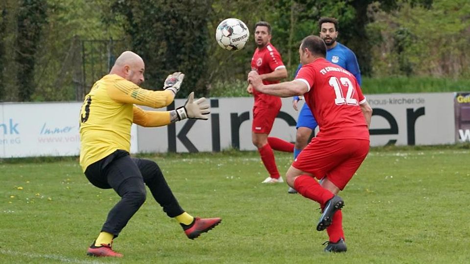 Sehr gute Chance, aber kein Treffer: Crumstadts Gaetano Lucente (rechts) hebt den Ball über Mörfeldens Keeper Misko Vujovic, aber auch über die Torlatte hinweg. HSC und TVC trennen sich im Spitzenspiel der B-Klasse unentschieden.	Foto: Marc Schüler