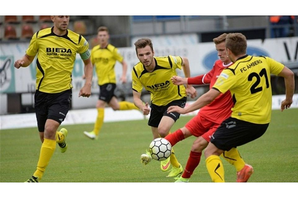 Der FC Amberg (in Gelb) hatte zum Start in die neue Bayernligasaison die 2. Mannschaft der Würzburger Kickers zu Gast am Schanzl.  Foto: Brückmann