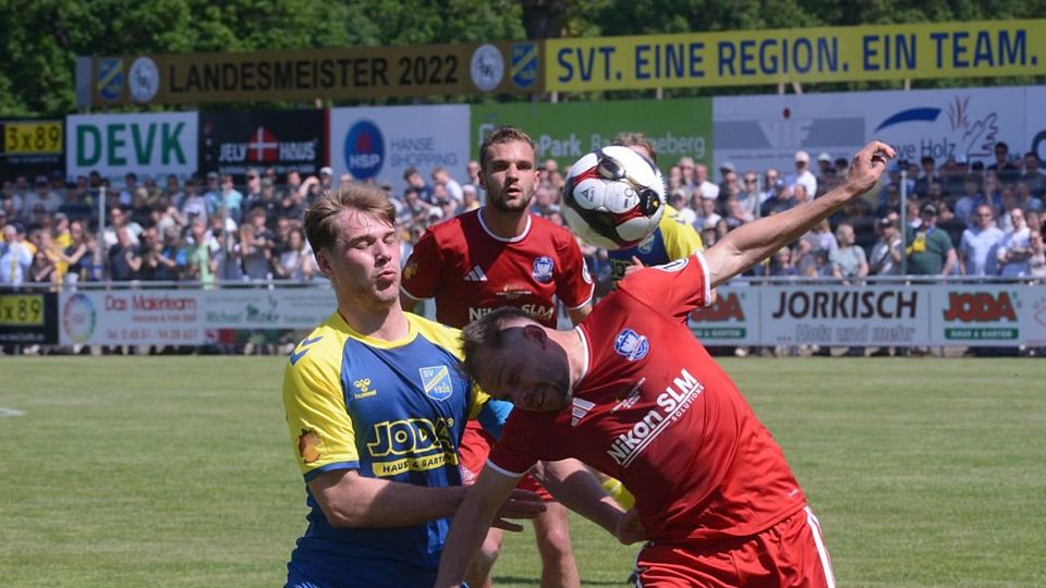 Mats Klüver (SV Todesfelde) gegen Michel Dammeier (Phönix Lübeck). 