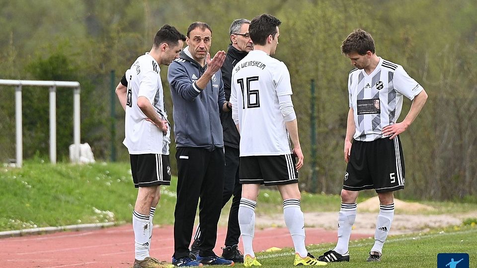Weinsheims Trainer Detlev Christmann (2. v. links) und Co-Trainer Richard Kuß (rechts daneben), werden den Verein im Sommer verlassen.