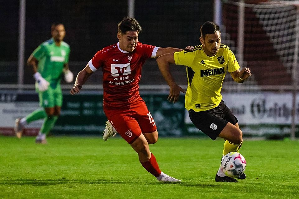 Spielszene mit Marcel Sieghart links vom VfB Hallbergmoos.