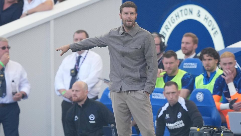 In elegant-sportlicher Kleidung: Fabian Hürzeler beim Heimspiel gegen Pep Guardiolas Manchester City.