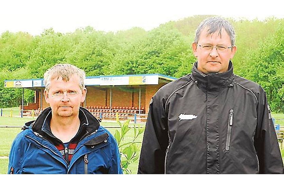 Thomas Böhmann (links) und Michael Klären organisieren das  Fußball-Jugendturnier des SV Scharrel. SV Scharrel