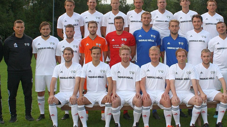 Die SG Gaißach/Wackersberg vor der Kreisklassen-Saison 2023/24: (hinten, v.li.) Johannes Exinger, Michael Ostler, Florian Hohenreiter, Peter Söllner, Benedikt Kell, Patrick Schuhbauer, Franz Hartl, (Mitte, v.li.) Cheftrainer Thomas Gärner, Co-Trainer Thomas Angermeier, Max Bernhard, Andy Zacher, Robert Scheuner, Klaus Ertl, Daniel Petzold, Matthias Hundegger, Georg Simon, Fabian Höpfl, Rainer Größwang (Fußball-Abteilungsleiter SC Gaißach), Torwart-Trainer Marko Osterhuber, (vorne, v.li.) Thomas Hammerl, Florian Willibald, Michael Lugmair, Thomas Lugmair, Matthias Beutelrock und Andreas Schwaiger.