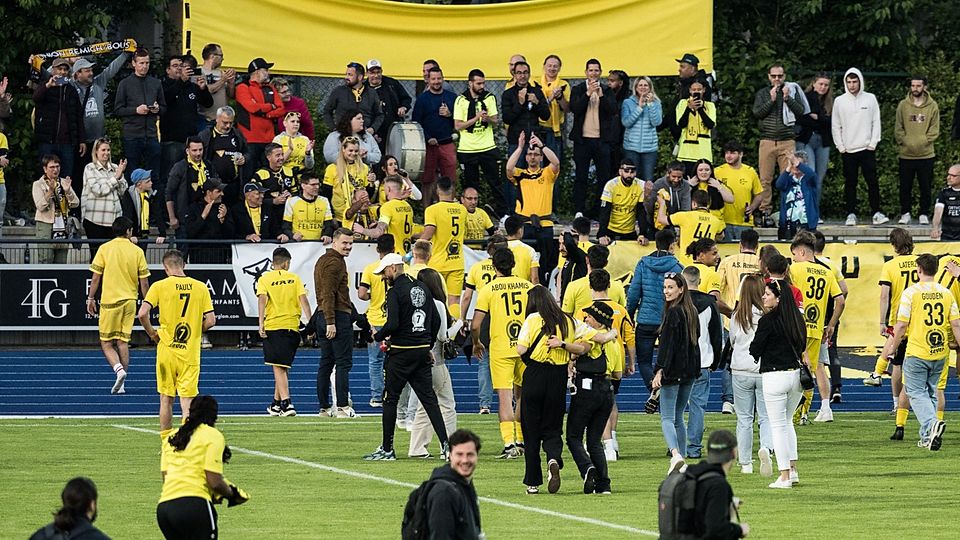 Die Mannschaft von Remich-Bous feiert den Klassenerhalt zusammen mit ihren zahlreich angereisten Fans