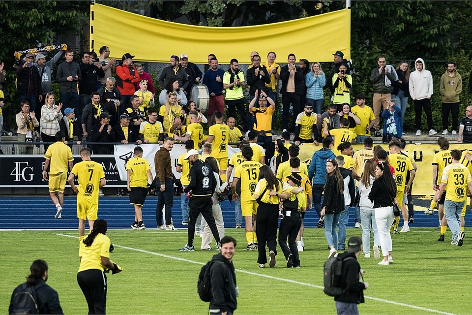 Die Mannschaft von Remich-Bous feiert den Klassenerhalt zusammen mit ihren zahlreich angereisten Fans